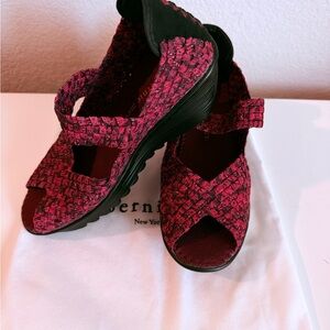 bernie mev. Fuchsia Woven Sandals